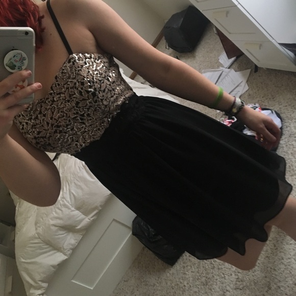 Formal Dress - Picture 4 of 5